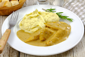 chicken with cream and mashed potatoes