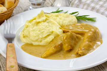 chicken with cream and mashed potatoes