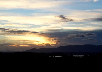 Obraz premium The sunrise skies over the mountain range in background.