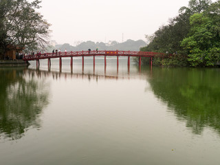 Fototapeta na wymiar Bridge over Hoan Kiem Lake