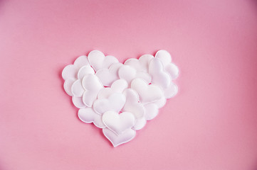 Obraz premium February 14th background concept. White textile hearts on a pink background, the concept of love for Valentine's Day
