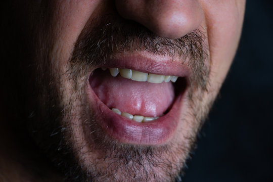 Dettaglio viso uomo che discute