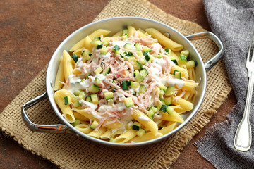 primo piatto Pasta penne prosciutto cotto e zucchini in padella di metallo