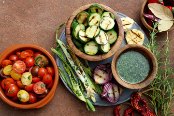 verdure alla griglia zucchini cipolle con insalata di pomodori