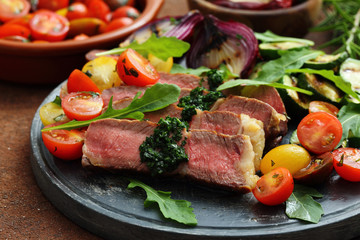 deliziosa bistecca di vitello alla griglia con verdure e zucchini 