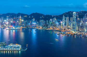 Naklejka premium Aerial view of Hong Kong city at dusk