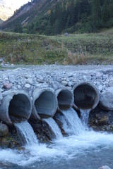 von Wasser durchströmte Rohrleitungen
