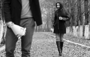 Obraz premium Young people in autumn black and white