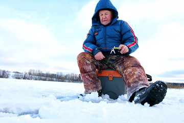 Fototapeta na wymiar Fisherman Winter on the Lake