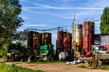 Lagerplatz und Schrottsammelplatz für alte landwirtschaftliche Geräte, Silos, Traktoren und sonstigen Schrott um Scheune und Lagerhalle © Marc Bode