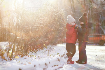 Obraz premium Children in winter park play