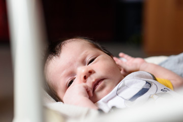 Bebé tumbado en hamaca para bebes 05