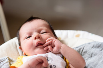 Bebé tumbado en hamaca para bebes 08