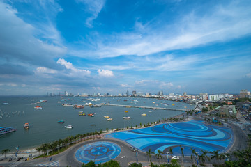 Obraz premium The view of the scenery is filled with the beauty of the sea, the sky and many ships that park in the bay and the city.