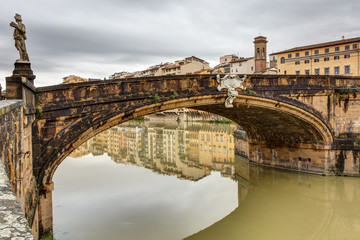Le long de la riviere Arno a Florence en Toscane - Italie