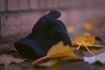 Guante tirado en el suelo