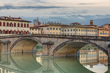 Le long de la riviere Arno a Florence en Toscane - Italie