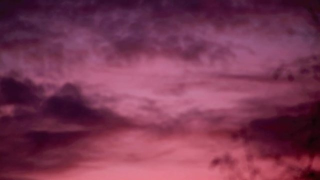 Unscharfer lila Himmel mit Wolken, die vor&uuml;ber ziehen, full HD 1080p Video Footage