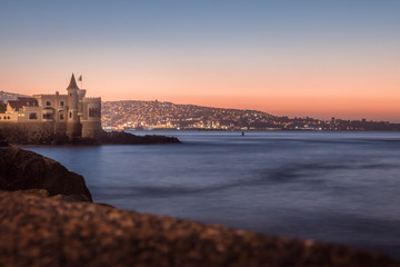 Obraz premium Wullf Castle (Castillo Wulff) at sunset - Vina del Mar, Chile