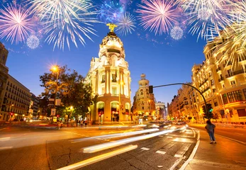 Fotobehang nacht stadsgezicht op Calle de Alcala en Gran Via met vuurwerk, Madrid, Spanje © neirfy