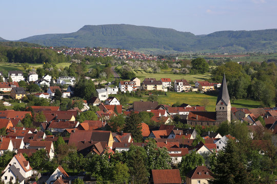 Blick auf Faurndau mit der romanischen Stiftskirche