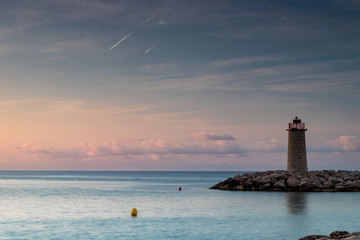 Alba sul faro del porto di Menotne Costa Azzurra
