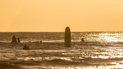 Waikiki Beach Surfer bei Sonnenuntergang, Oahu, Hawaii