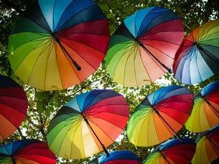 Parapluies dans le ciel
