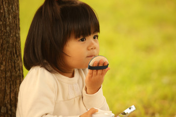 化粧する女の子