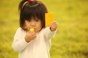 イエローカードを出す女の子