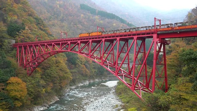 秋の黒部峡谷鉄道のトロッコ電車　日本の富山県黒部市宇奈月温泉