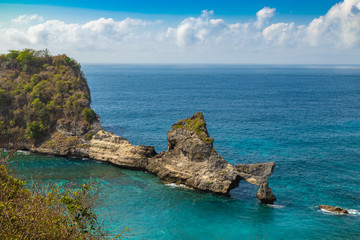 Naklejka premium Atuh beach with sea rocks and blue sky at Nusa penida island near Bali. Turquoise ocean landscape, Indonesia