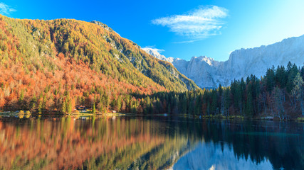 Fototapeta na wymiar Colorful autumn foliage at the alpine lake