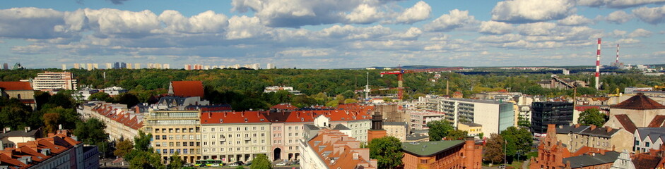 Fototapeta na wymiar Panorama poznańskiej zabudowy oraz pięknego błękitnego nieba z białymi obłokami