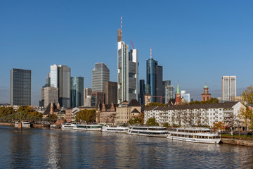 Fototapeta na wymiar Stadtansicht von Frankfurt am Main mit Bankenviertel und Opernturm