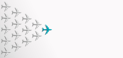 Grupo de aviones en una direcci&oacute;n y un avi&oacute;n rojo apuntando de manera diferente sobre fondo azul. Negocio para la creatividad de nuevas ideas y conceptos de soluciones