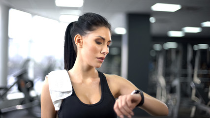 Fototapeta premium Sport woman checking pulse and burned calories in smartphone, modern technology