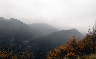 Paese di montagna nella nebbia