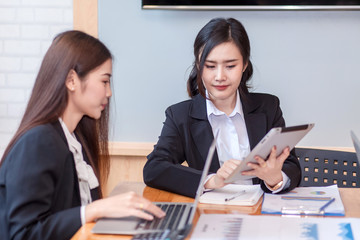 Obraz premium Group of businesswoman working in the office discussing documents and ideas at meeting