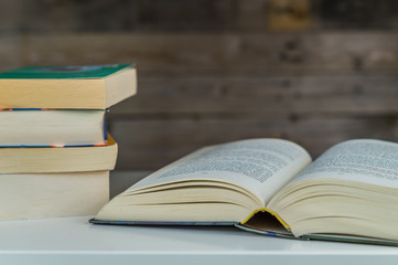 Mehrere Bücher auf dem Nachttisch. Lesen vor dem Schlafen noch ein Buch lesen.
