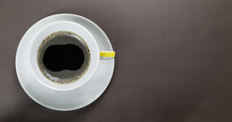 Eine frische Tasse Kaffee auf einem Tisch. Kaffepause und den heißen Kaffee genießen.