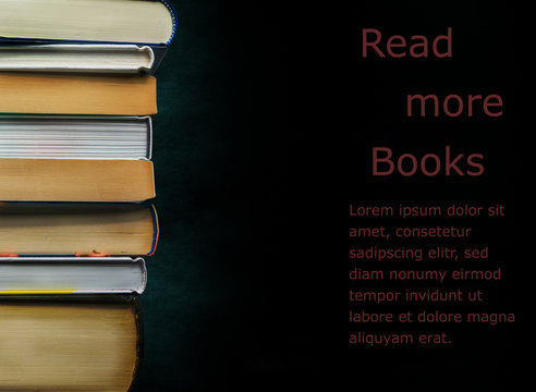 Konzept zum Lernen. Bücherstapel mit schwarzem Hintergrund und Textfreiraum.