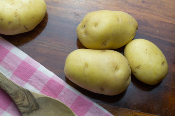 Patate nuove su tavolo di legno