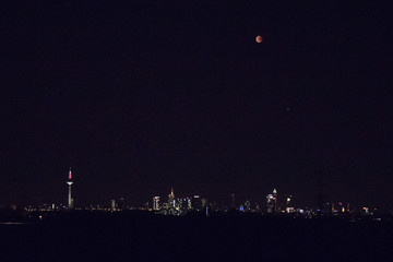 Frankfurter Skyline mit Blutmond