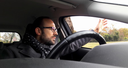 Uomo alla guida dell'auto - concentrato 