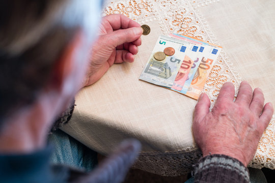 alter Mann z&auml;hlt Geld
