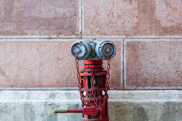 Fire hydrant or fireplug connection for firefighters in public