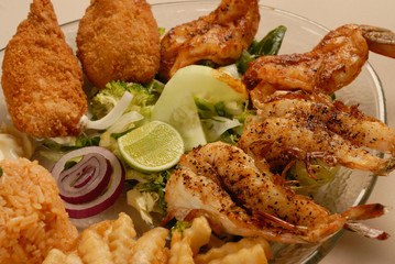 camarones al mojo de ajo y empanizados