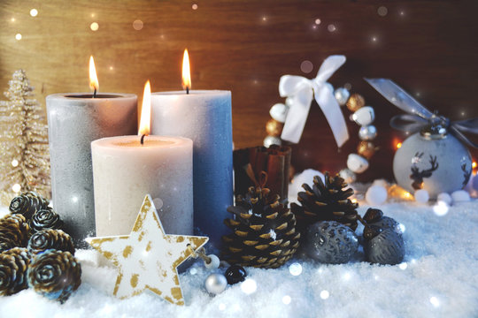 Adventskerzen im Schnee - dritter Advent