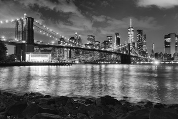 New York City, financial district in lower Manhattan with Brooklin Bridge at night, USA - obrazy, fototapety, plakaty